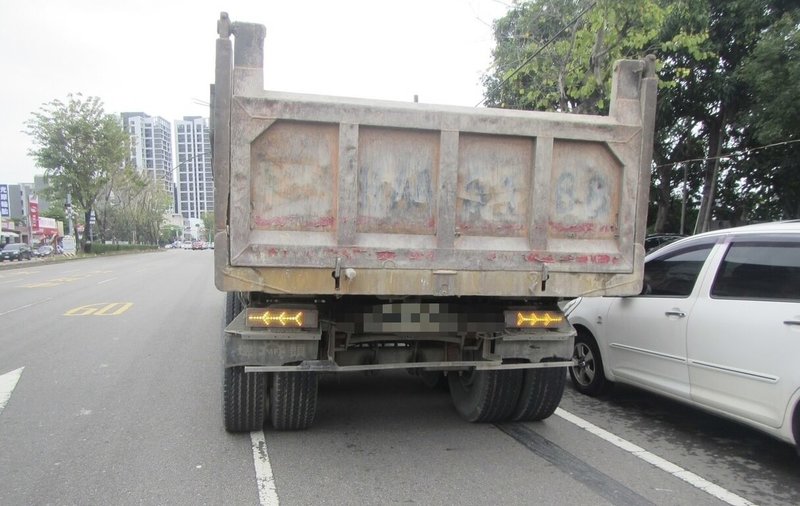 台中北屯區1輛砂石車2日發生後斗勾到電線，導致電線垂落路面，後方3輛機車見狀緊急煞停發生追撞；警方3日表示，確切肇事原因將再行鑑定。（民眾提供）中央社記者郝雪卿傳真  114年4月3日