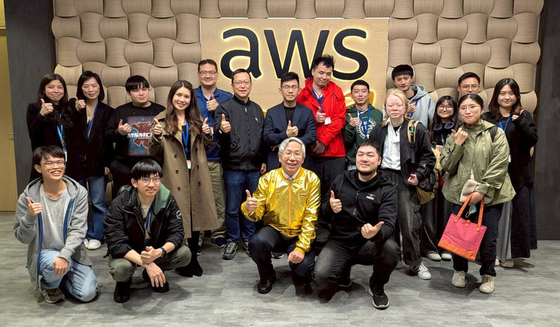 世新資管系教師范修維(前排中著黃金夾克者)成功考取亞馬遜旗下雲端服務AWS的全數專業證照,近日受邀在社群活動中分享經驗。(世新大學提供)中央社記者陳至中台北傳真 114年4月3日