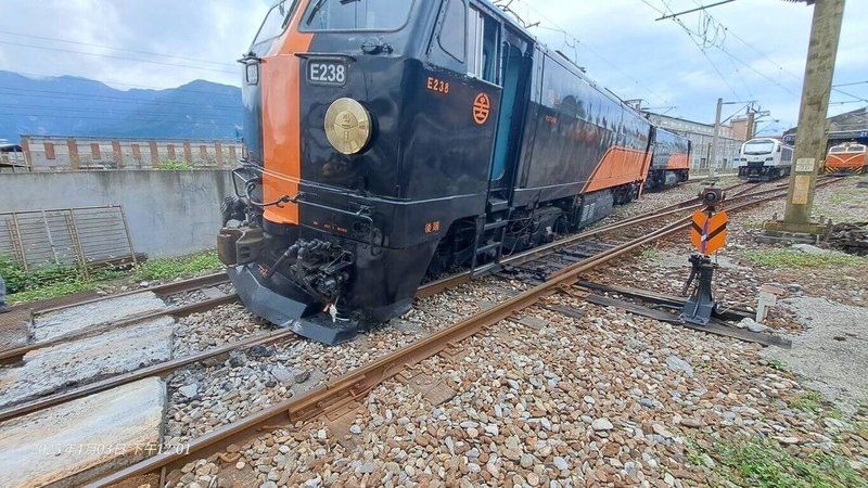 台鐵第6036次鳴日號列車3日抵達花蓮站後,在返回車庫途中不明原因脫軌,所幸車上無乘客,事故原因仍有待台鐵運安處調查。(民眾提供)中央社記者張祈傳真 114年4月3日
