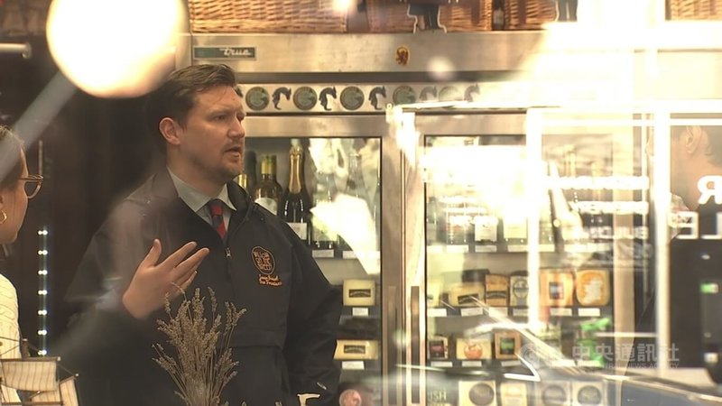 加州舊金山一家外國高級食品專賣店老闆辛克雷受訪表示,因價格變動致定價不易,消費者今年耶誕季恐無法購買到部分商品。中央社記者張欣瑜舊金山攝 114年4月3日