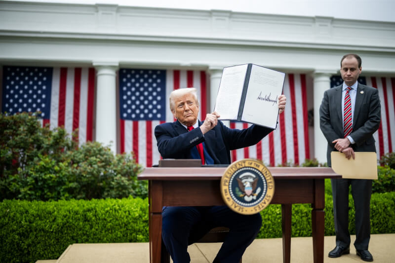 美國總統川普(中)2日宣布將對各國開徵對等關稅。(圖取自x.com/WhiteHouse)