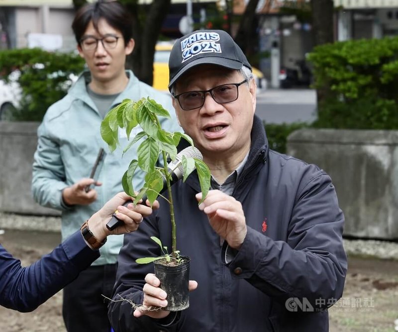 文化部3日舉辦「尋夢之森-國家兒童未來館兒童植樹活動」,文化部長李遠(前)表示,今天大家種下的這些樹,正是預告「國家兒童未來館願景館」即將在今年夏天誕生。中央社記者張皓安攝 114年4月3日