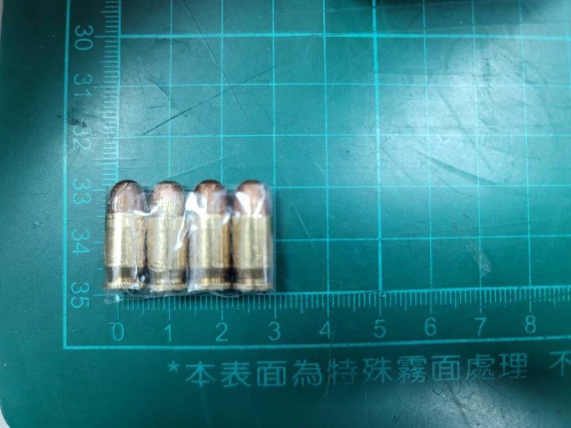 高雄新興警方1日凌晨巡邏發現32歲謝姓男機車騎士車上有電子煙和二級毒品依托咪酯,又在機車置物箱內發現含4顆子彈的彈匣,全案依毒品危害防制條例與槍砲彈藥刀械管制條例送辦。(高雄市新興警分局提供)中央社記者洪學廣傳真 114年4月4日