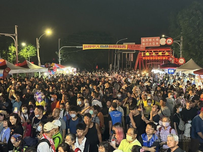 台中市大甲鎮瀾宮媽祖遶境進香4日晚間起駕,預計6日下午進入雲林縣,西螺警分局表示,屆時將實施交通管制,範圍包括西螺大橋全段、大橋路、堤防路以南、興農西螺以北、大同路以西及福來路以東。圖為2024年大甲鎮瀾宮媽祖抵達雲林縣西螺鎮,信徒聚集迎駕盛況。中央社記者姜宜菁攝 114年4月4日