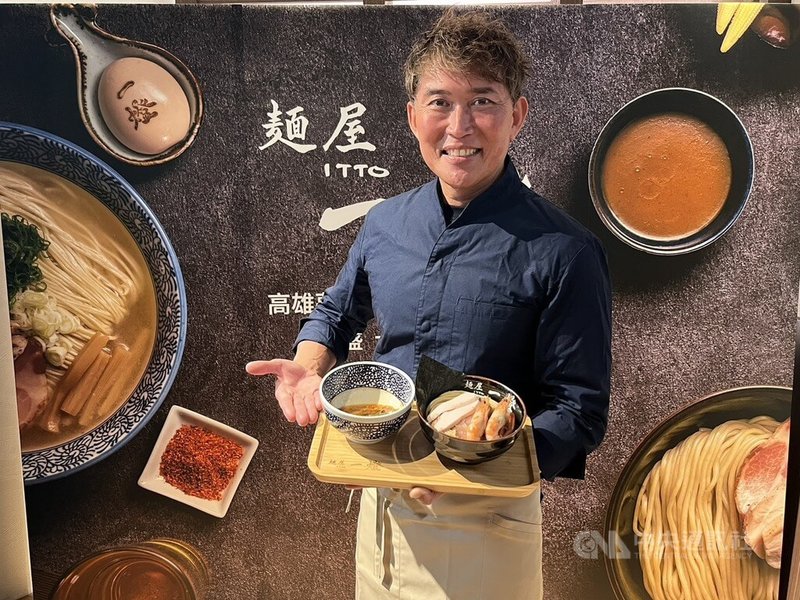 高雄夢時代購物中心獨家引進南部首家「東京拉麵之王」麵屋一燈,一開幕就有大批排隊人潮,麵屋一燈社長坂本幸彥(圖)更親自示範拉麵製程。中央社記者林巧璉攝 114年4月4日