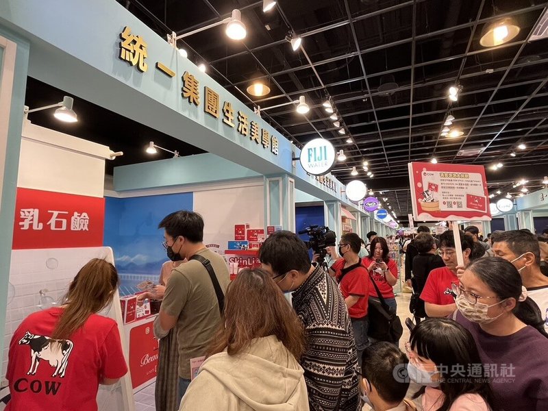 「2025統一集團生活美學館」於清明連假首日在高雄夢時代購物中心開幕,匯集集團旗下30個生活品牌推優惠,吸引大批民眾參觀,單日觀展人次就突破萬人。中央社記者林巧璉攝 114年4月4日