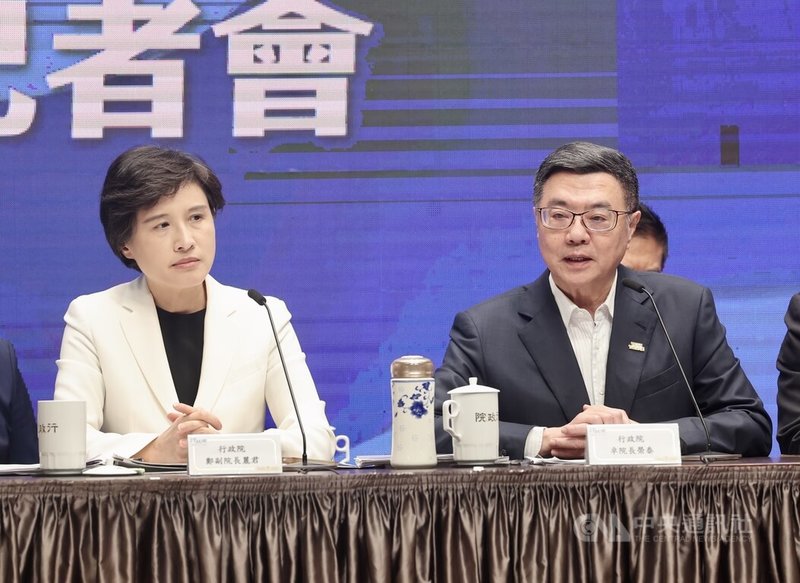 美國總統川普宣布對台灣課徵對等關稅32%。行政院長卓榮泰(右)4日在記者會宣布,為協助農工產業,將推出新台幣880億元的協助方案,預計下週主動邀請國會朝野共商國是,期待透過團結一致的合理討論,在最短時間內做出民眾最迫切的需要。中央社記者張皓安攝 114年4月4日