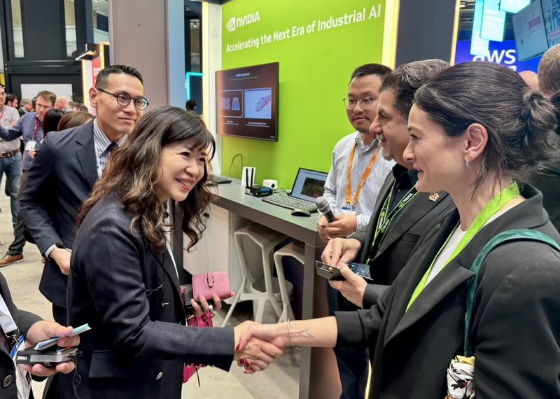 新北市經發局近日率企業前往德國參與「漢諾威工業展Hannover Messe 2025」,局長盛筱蓉(前左)參觀展場並與NVIDIA展攤代表交流。(新北市經發局提供)中央社記者黃旭昇傳真 114年4月4日