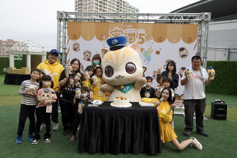 高捷吉祥物「蜜柑站長」首次進駐百貨快閃,相關熱門商品將在漢神巨蛋展售至10日,4日並舉辦蜜柑站長5歲慶生會,邀請粉絲同樂。(高雄捷運公司提供)中央社記者林巧璉傳真 114年4月4日