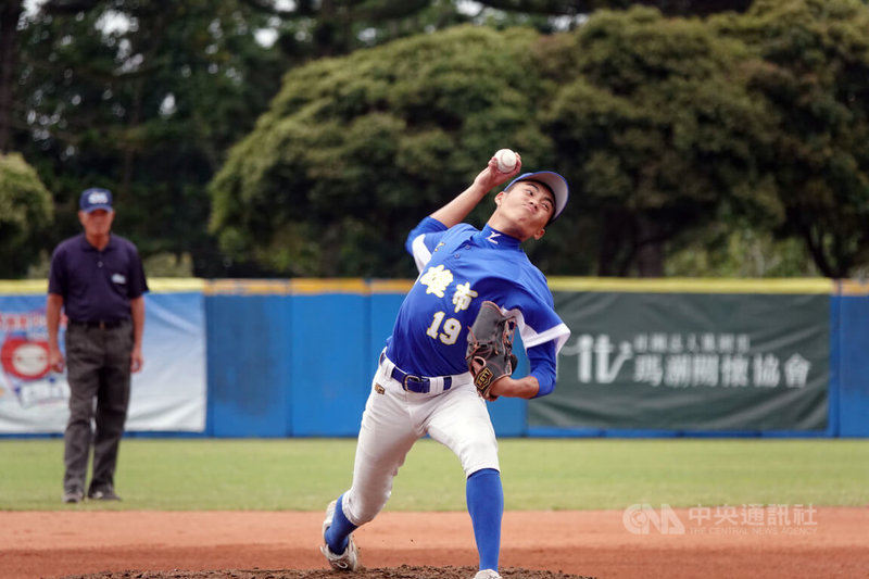 U18東岸聯盟棒球錦標賽高雄市聯隊投手徐亞騏(前)4日對羅東高工先發5局無失分,率隊以2比0搶勝,晉級4強。中央社記者謝靜雯攝 114年4月4日