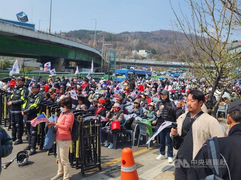 韓國憲法法院4日上午就總統尹錫悅彈劾案宣判,大批示威民眾聚集在總統官邸附近。中央社記者廖禹揚首爾攝 114年4月4日