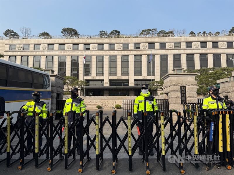 韓國憲法法院4日上午就總統尹錫悅彈劾案宣判,憲法法院前守備森嚴。中央社記者廖禹揚首爾攝 114年4月4日