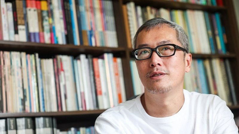 平面設計師楊啟巽(圖)入行30年,設計過上千款書封,曾獲金鼎獎、金蝶獎榮譽獎以及入選博客來OKAPI書籍好設計肯定,然而面對每一次新的設計,他都會視為全新挑戰。中央社記者吳家昇攝 114年4月4日