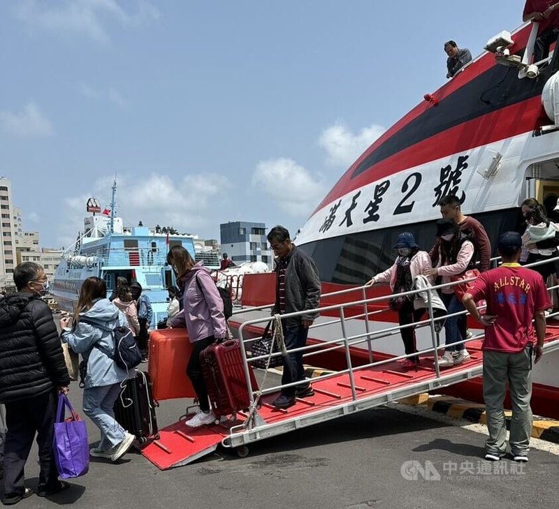 清明連假持續,澎湖地區除空運人潮外,航行布袋–馬公的海上交通船近2天共開航16航次,也帶來近6000名遊客。圖為民眾抵達澎湖後依序下船。中央社 114年4月4日