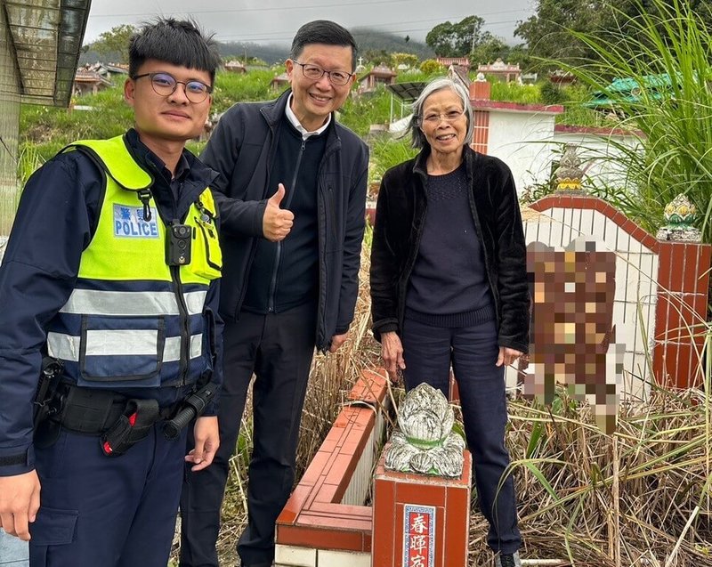 清明節前夕,移民美國多年的朱姓婦人(右)相隔18年返台,想尋找姊姊位於花蓮縣玉里鎮的墓地,因對路況不熟、資訊有限,向警方求助,幸有玉里警分局大禹派出所員警陳杰聖(左)熱心帶領,婦人最後順利找到姊姊墓地。(玉里警分局提供)中央社記者張祈傳真 114年4月4日