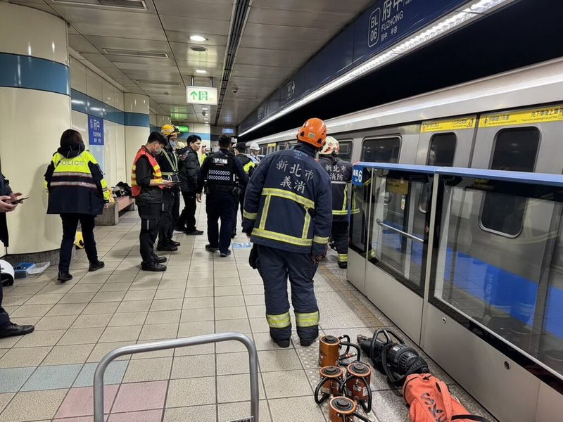 新北市消防局5日晚間接獲台北捷運行控中心轉報,在台北捷運板南線府中站疑有民眾落軌,人員到場協助將落軌女子救出,緊急送醫搶救。事發原因仍有待調查釐清。(民眾提供)中央社記者黃旭昇新北傳真 114年4月5日