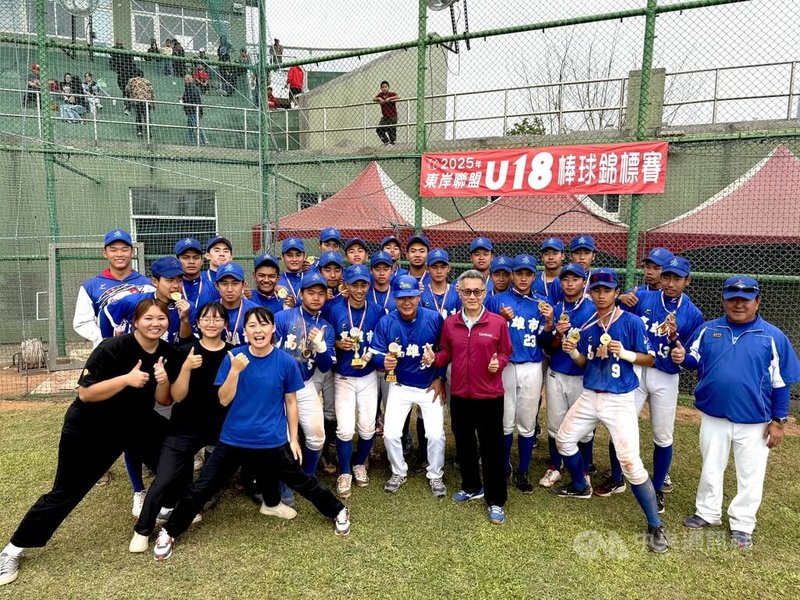 2025年東岸聯盟U18棒球錦標賽高雄市聯隊5日在冠軍戰以2比1成功擊敗穀保家商,拿下本屆冠軍,頒獎後全隊開心合影留念。中央社記者謝靜雯攝 114年4月5日