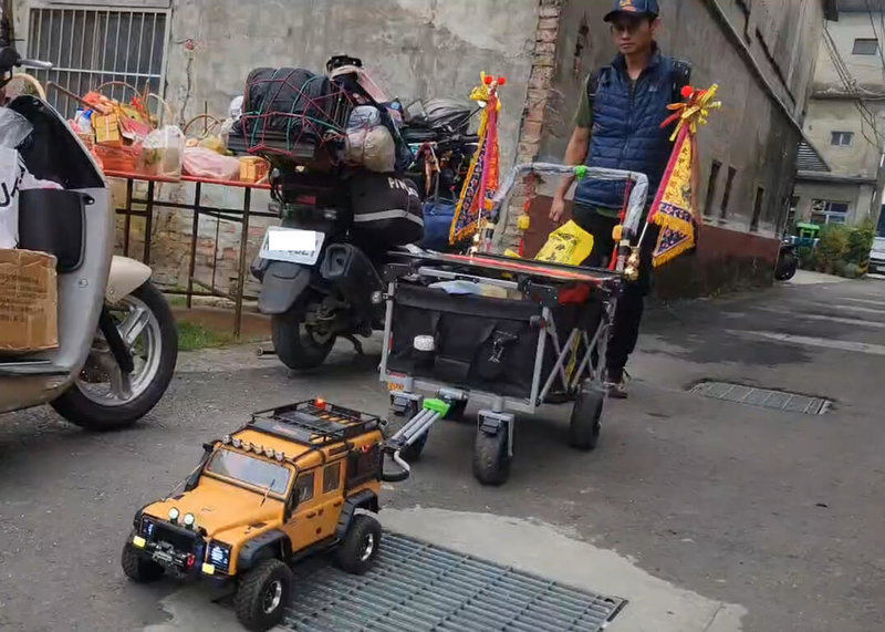 台東大甲鎮瀾宮媽祖遶境活動展開,來自台北的張先生第2度參加,特別改裝遙控攀岩車,利用高扭力設計協助拖拉30公斤行李,輕鬆「與神同行」。(民眾提供)中央社記者趙麗妍傳真 114年4月5日