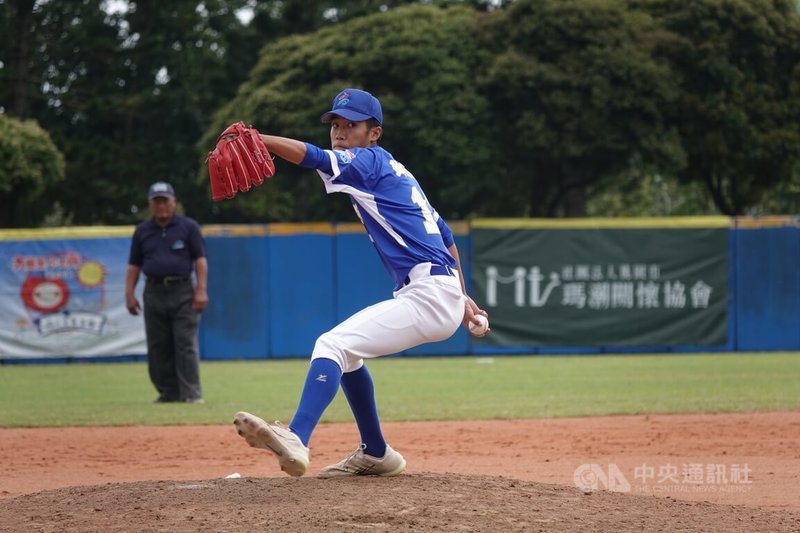 U18東岸聯盟棒球賽高雄市聯隊投手蘇嵐鴻(前)在5日4強賽扛先發重責,大曲球與直球速差逾30公里擾亂打者,對新北市聯隊7局無四死球完封勝,率隊晉級冠軍戰。中央社記者謝靜雯攝 114年4月5日