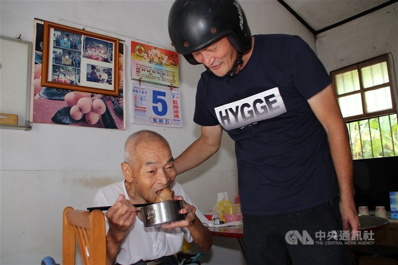 立法院法制局指出,借鏡日韓立法經驗,台灣可運用長照據點及通報系統,政府應跨部會合作並設立專線及諮詢平台,預防孤獨死和處理身後事。圖為志工為獨居老人送餐。(中央社檔案照片)