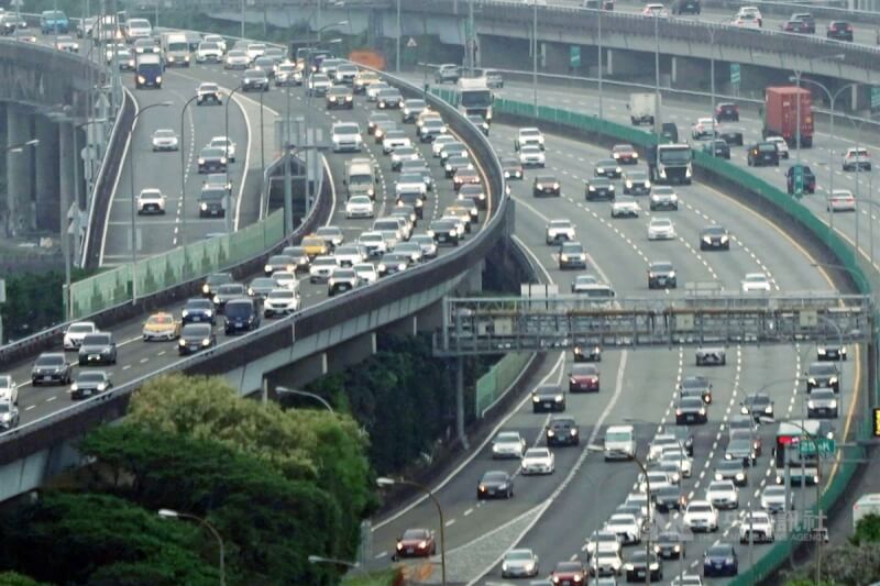 圖為國道1號台北市部分路段車況。中央社記者徐肇昌攝 114年4月5日