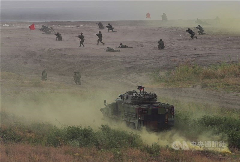 國軍年度重要軍演「漢光41號」5日開始為期14天13夜的「電腦輔助指揮所演習」。圖為2023年國軍「漢光39號」演習於新北市八里海灘進行聯合反登陸作戰演練。(中央社檔案照片)