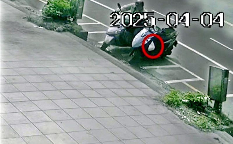 清明時節潤餅太搶手,台南市郭姓男子因不易購得,4日在安平區偷走民眾機車懸掛的4個潤餅,帶回家供奉祖先,事後被逮送辦。(台南市警局提供)中央社記者張榮祥台南傳真 114年4月5日