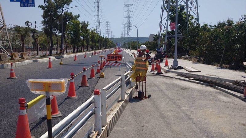 高雄市小港區沿海二路施工路段在3月19日發生6起機車自摔事故,其中1起造成1人死亡,事發後承包廠商以交通錐及連桿區隔警示施工區域。(警方提供)中央社記者林巧璉傳真 114年4月5日
