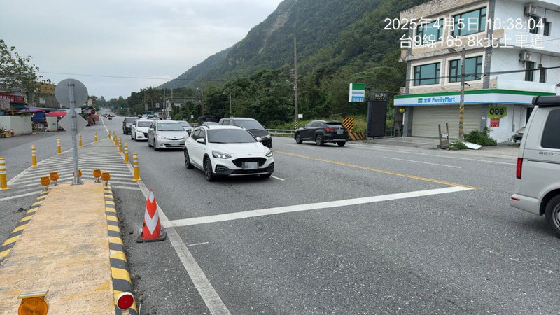 清明連假第3天，蘇花改5日逐漸湧現北返車潮，新城警分局加派警力，在崇德管制站疏導交通。公路局預估易壅塞時段為下午2時至晚間7時。（花蓮縣新城警分局提供）中央社記者張祈傳真 114年4月5日
