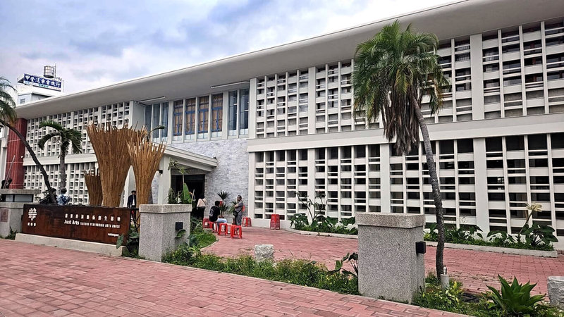 台東舊議會改造重新整建完成,台東縣府5日正式辦理換名儀式,給予新名稱「就藝會」,成為創生和藝文基地,賦予歷史建築新生命與意義。(台東縣政府提供)中央社記者盧太城台東傳真 114年4月5日