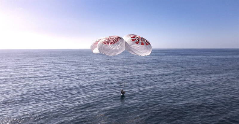 「乘龍號」太空船4日降落在加州外海。(圖取自x.com/SpaceX)