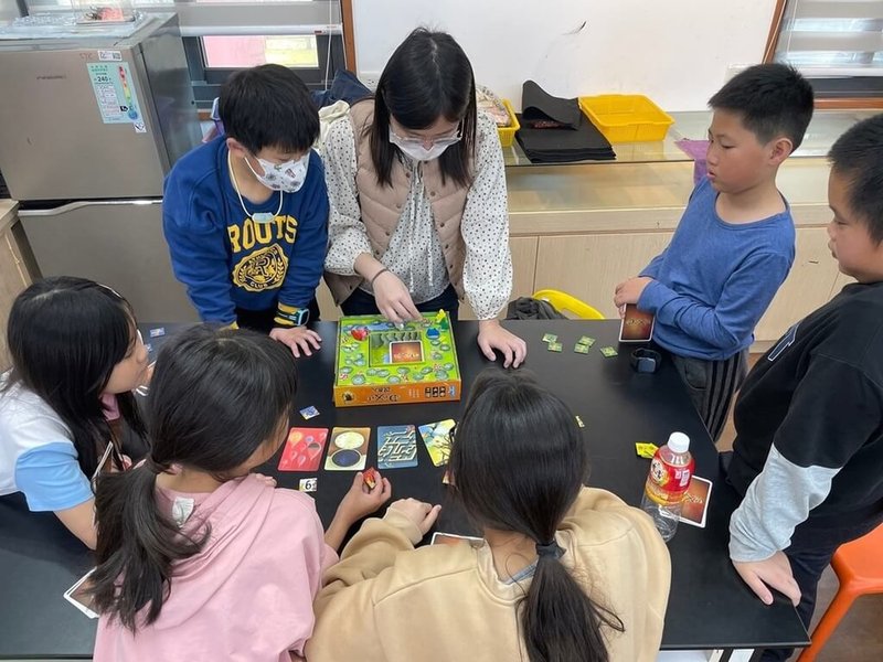 金門縣卓環國小辦理「閱讀寫作營」，透過桌遊「說書人」，引導學生對事物有更多元的描述，提升「說」的能力。（國教署提供）中央社記者許秩維傳真  114年4月6日