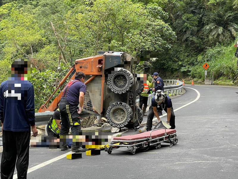 花蓮鄭姓男子6日駕駛小山貓工程車進行太管處邊坡工程,欲往護欄旁傾倒泥土碎石時,因車斗重量過重以致車身頃倒,鄭男跳車不慎被工程車壓到,警消獲報到場利用器材車協助將人拉出送醫,仍傷重不治。(花蓮縣警察局提供)中央社記者李先鳳傳真 114年4月6日