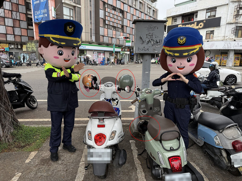台中北區一中商圈人潮多，機車騎士安全帽頻傳失竊，警方利用清明連假，出動大頭娃娃在商圈宣傳防竊妙招，籲勿隨意放置。（警方提供）中央社記者郝雪卿傳真   114年4月6日