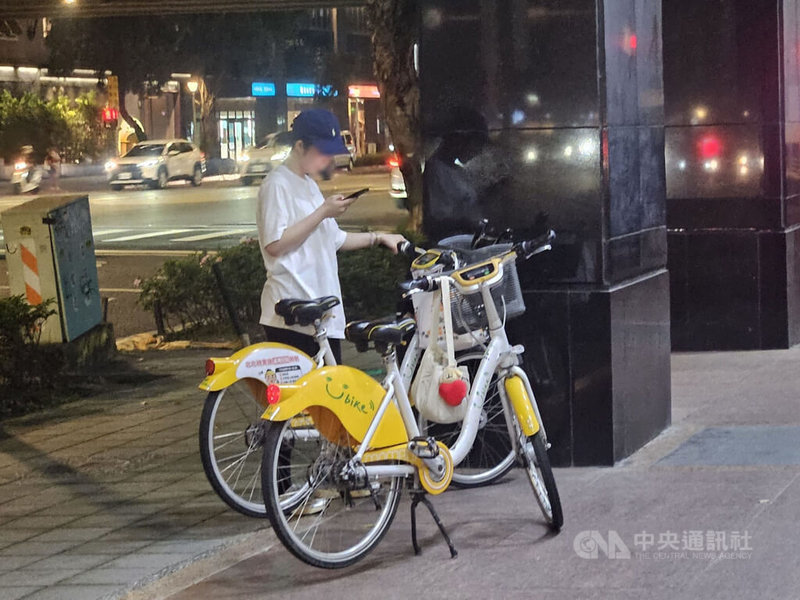 衛福部國健署2021年國民健康訪問調查結果報告，台灣12歲以上民眾在平常使用自行車時，每次都戴安全帽比例僅11.7%，專家認為台灣是時候將自行車強制配戴安全帽立法。中央社記者陳婕翎攝 114年4月6日