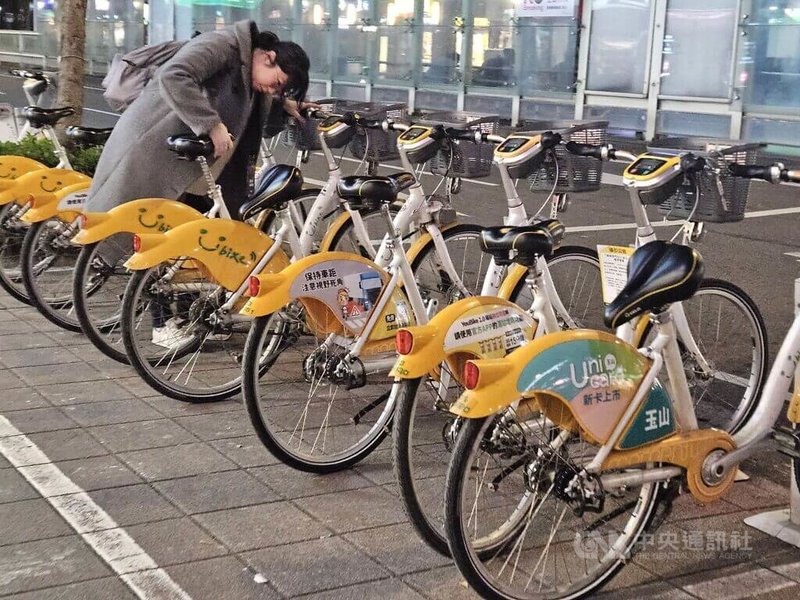 公共自行車的出現帶來代步便捷性,同時卻藏著安全疑慮,通勤族盼業者提供附帽出租;專家指出,海外已有自動安全帽租借機成功案例可借鏡。中央社記者陳婕翎攝 114年4月6日