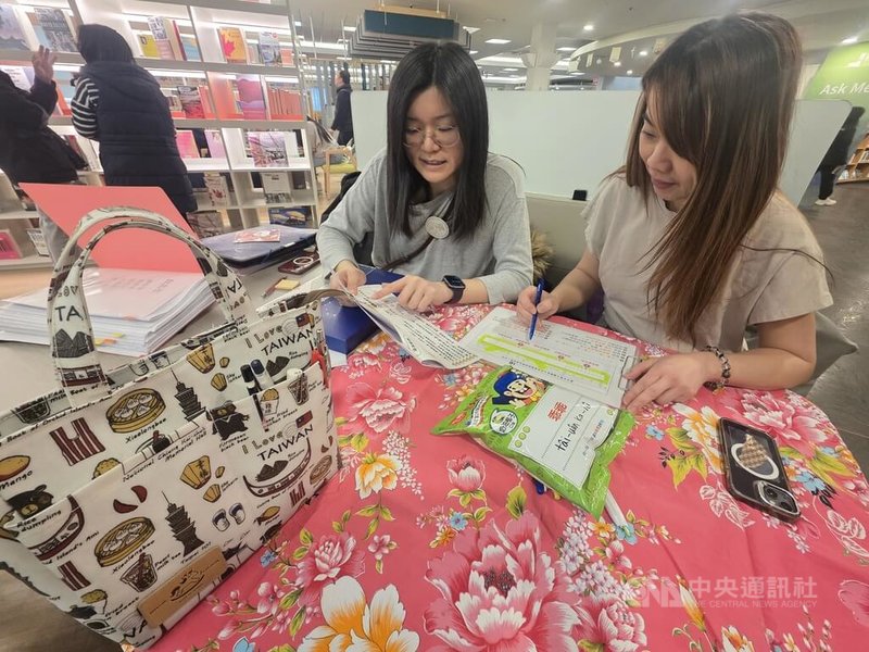 加拿大辦罷免連署,其中「楓起來霸爆」活動在大溫哥華地區舉辦了多場實體擺攤活動,收集罷免書,義工會向來訪僑胞說明如何填寫罷免書。目前加拿大已收集了約1000份罷免連署書。中央社記者程愛芬溫哥華攝 114年4月6日