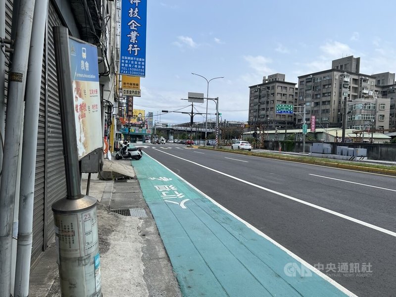 時代力量新竹市議員廖子齊指出,中華路四段的「農會站」公車站牌每天上下學有許多學生候車、步行,市府已針對此路段劃設標線型人行道,但因有民眾常被檢舉違停,竟請求市府塗銷調整,她呼籲市府堅守人本交通立場,不能讓行人安全一步步倒退。中央社記者魯鋼駿攝 114年4月6日