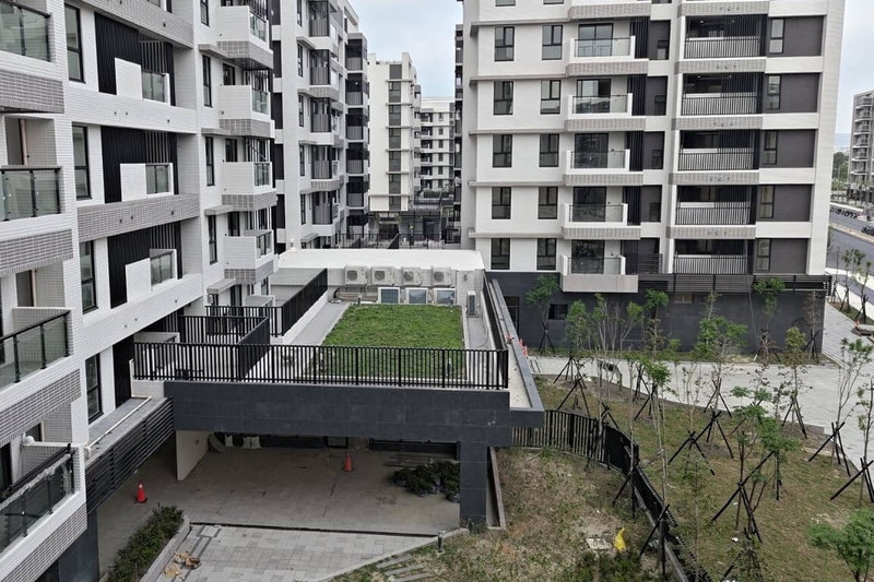 桃園航空城安置住宅即將進入交屋階段，桃園市政府住宅發展處將於4月中下旬啟動分批驗屋及交屋程序。民眾驗屋時可先針對驗屋表單的項目就自宅內部進行驗屋，未來成立管委會時，則依公寓大廈管理條例針對公共區域點交。（桃園市政府住宅發展處提供）中央社記者吳睿騏桃園傳真  114年4月6日