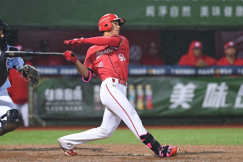 中華職棒味全龍隊19歲小將曾聖安(圖)5日賽事敲出生涯首安,他6日受訪時直呼,終於敲出安打,所以昨天比較激動一點,之前沒有達到目標會很懊惱。(味全龍隊提供)中央社記者楊啟芳傳真 114年4月6日