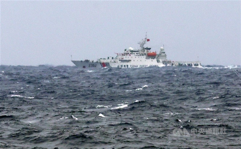 圖為海巡署八里艦監控中國海警船。（中央社檔案照片）