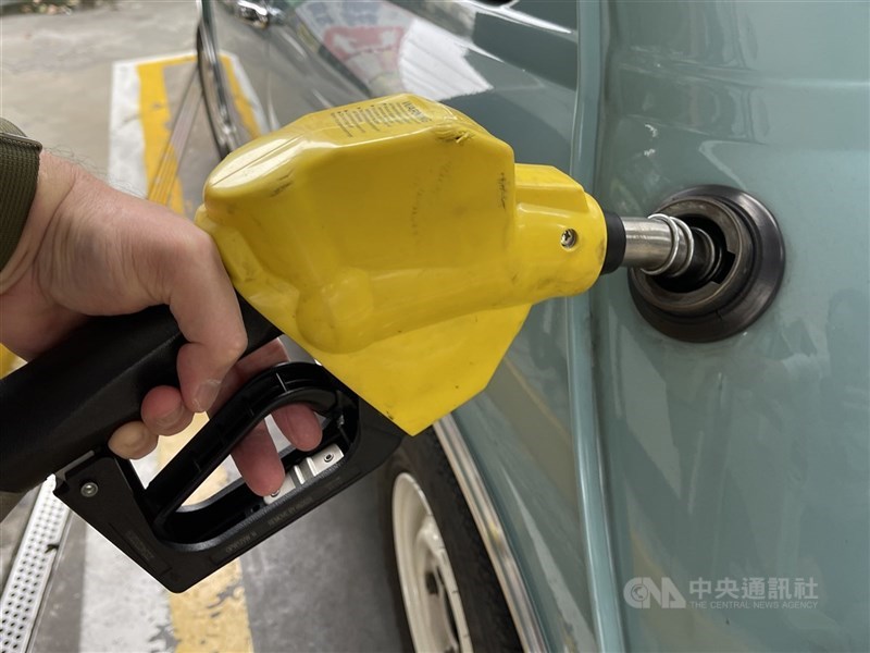 中油宣布,30日凌晨零時起,汽、柴油各調漲新台幣0.4元。(中央社檔案照片)