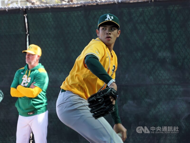 美職運動家隊1A台灣左投林維恩(右)6日旅美生涯初登板,後援3局狂飆7次三振,連續解決9名打者。(中央社檔案照片)