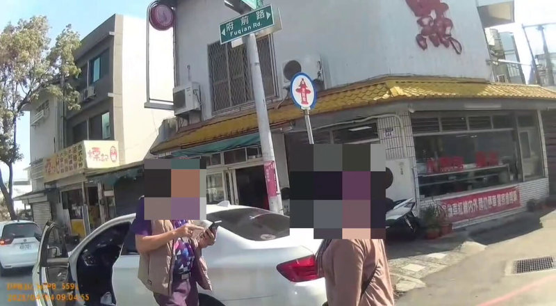 花蓮員警4日巡邏時在花蓮市府前路與華廈街路口,見一輛白色自小客車停在轉彎處紅線,影響交通,於是上前盤查。民眾黨立委林憶君花蓮服務處主任孟憲法遭警方盤查後起爭執嗆警,他6日透過臉書表示願請辭。(民眾提供)中央社記者李先鳳傳真 114年4月6日