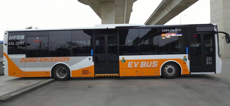 台中客運131路公車4月起新增10輛電動公車加入營運,台中市交通局6日說明,10輛電動公車加入後,全市電動公車數量達293輛,具低噪音、低碳排、行駛平穩、無障礙設計等特性。(台中市政府提供)中央社記者郝雪卿傳真 114年4月6日