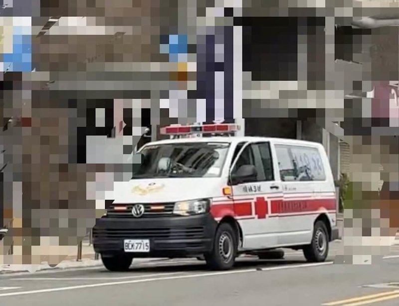苗栗某大樓7日驚傳命案,丈夫返家發現妻子與兒女3人倒臥房內,妻子胸口插著1把刀,兒女氣絕多時。警方在案發後封鎖現場採證並指出,勘驗屋內初步排除外力入侵跡象,2童身上無明顯外傷,死因尚待相驗釐清。(民眾提供)中央社記者管瑞平傳真 114年4月7日