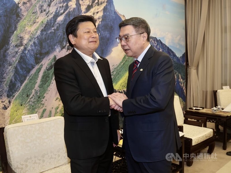 美國對等關稅對產業衝擊甚鉅,行政院長卓榮泰(右)7日邀集朝野各黨團至行政院共商國是,卓榮泰與國民黨立院黨團總召傅崐萁(左)握手致意。中央社記者張皓安攝 114年4月7日