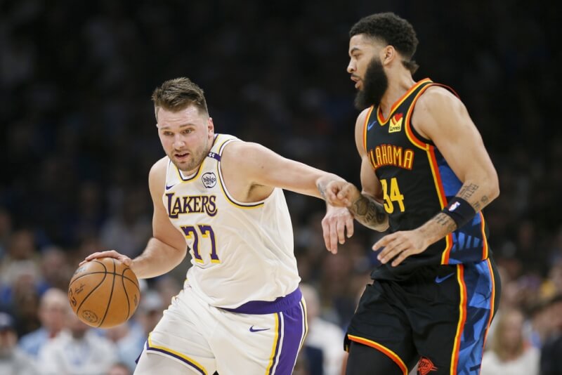 美國職籃NBA洛杉磯湖人7日對上雷霆,唐西奇(左)全場攻下30分。(美聯社)