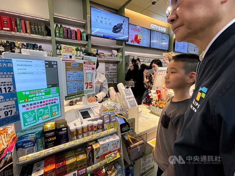台北市「鮮奶週報」自7日起試營運,全市約12.3萬名國小生即日起可持學生證至超商等6大通路每週兌換1瓶乳品或豆漿,幼兒園學童14日起也將可兌領。中央社記者陳昱婷攝 114年4月7日