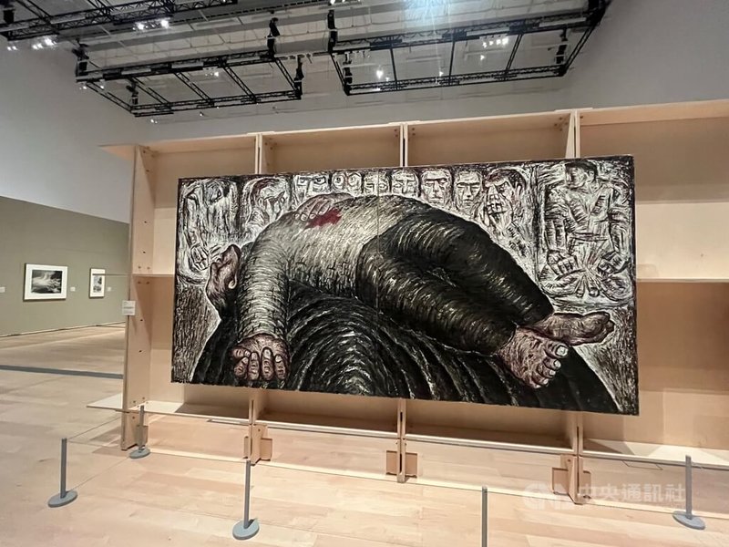 新北市美術館25日將正式推出「往來/照見」典藏研究展中,展出藝術家吳天章為紀念228事件創作的作品「向無名英雄致敬」。中央社記者趙敏雅攝 114年4月7日